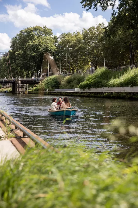 Bootje met drie personen op Zuid-Willemsvaart