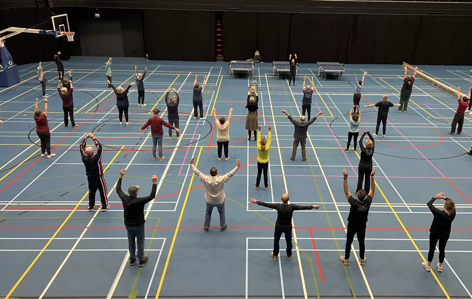 Groep senioren in beweging tijdens het event 'Beweeg & Beleef Winterolympiade'
