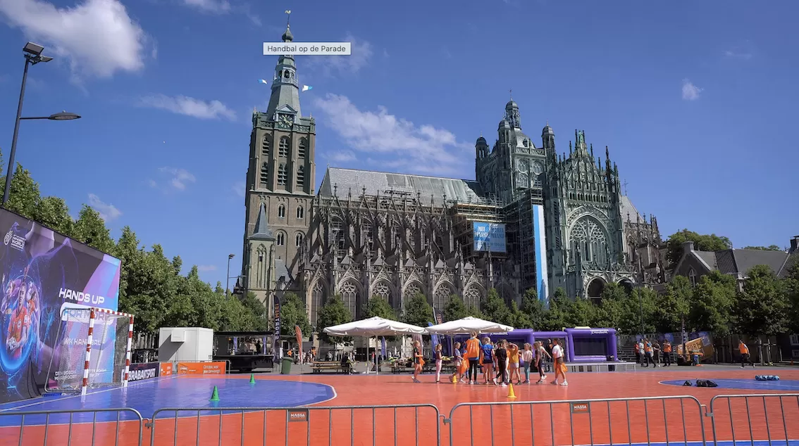 Handbalfestijn op de Parade, naast de Sint Jan in Den Bosch