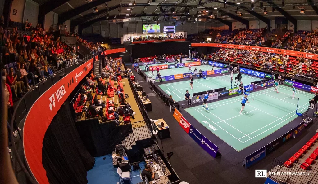Yonex Dutch Open: badminton in de Maaspoort Den Bosch, gezien vanaf de tribune.
