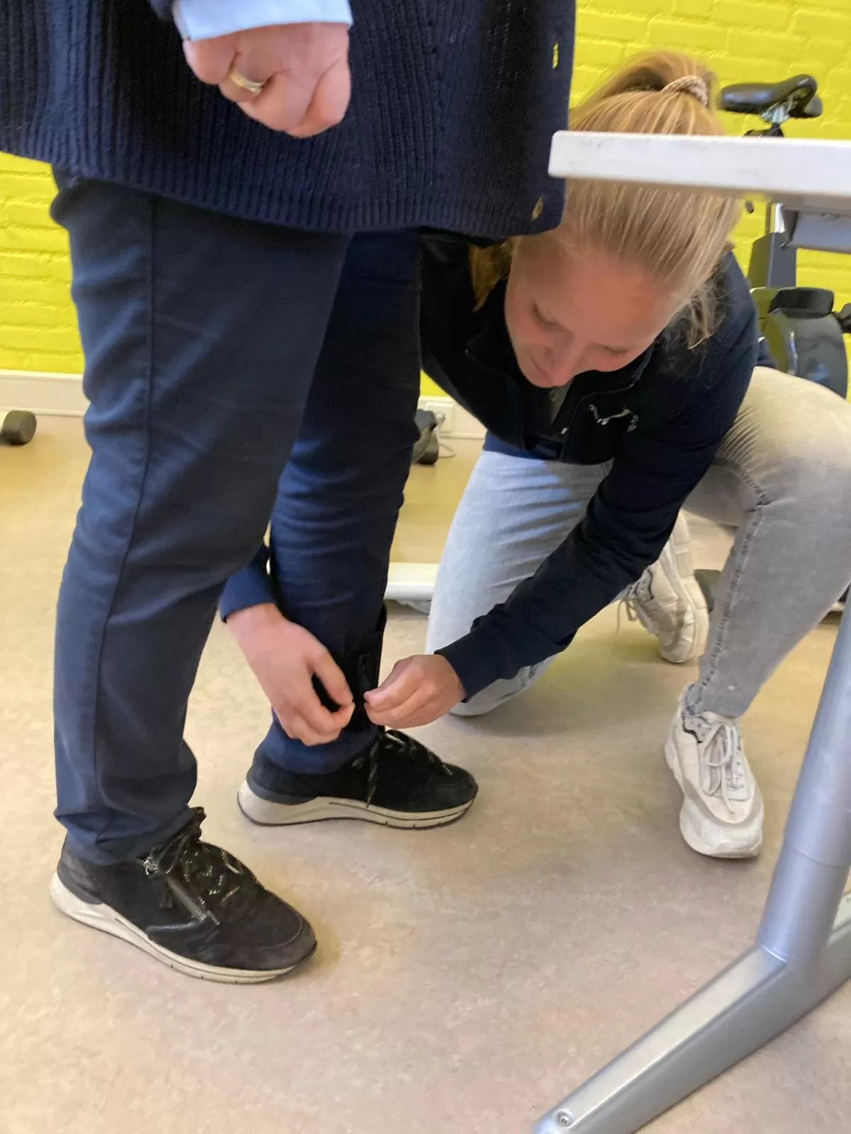 Valrisico meting met Smartfloor; deelnemer krijgt band om enkel om looppatroon te meten.