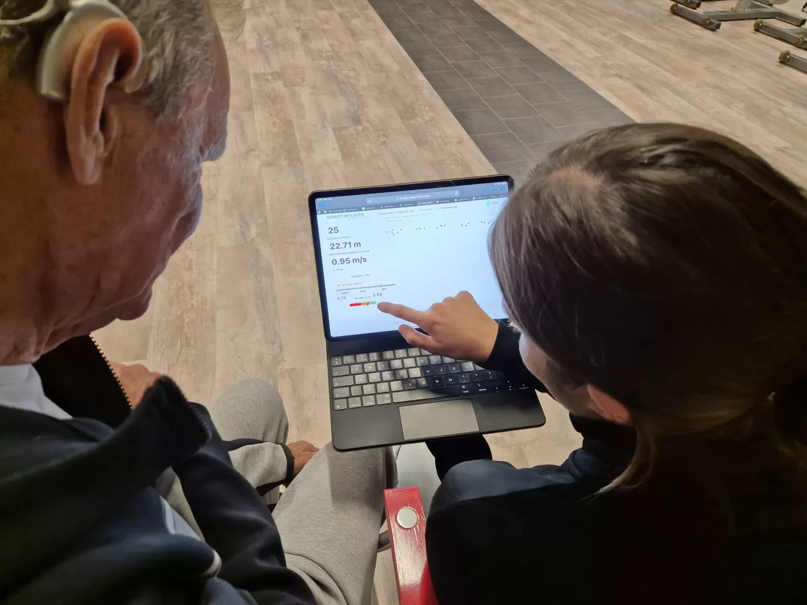 Valrisico meting met Smartfloor; de resultaten van de looptest worden samen met de deelnemer afgelezen op een laptop.