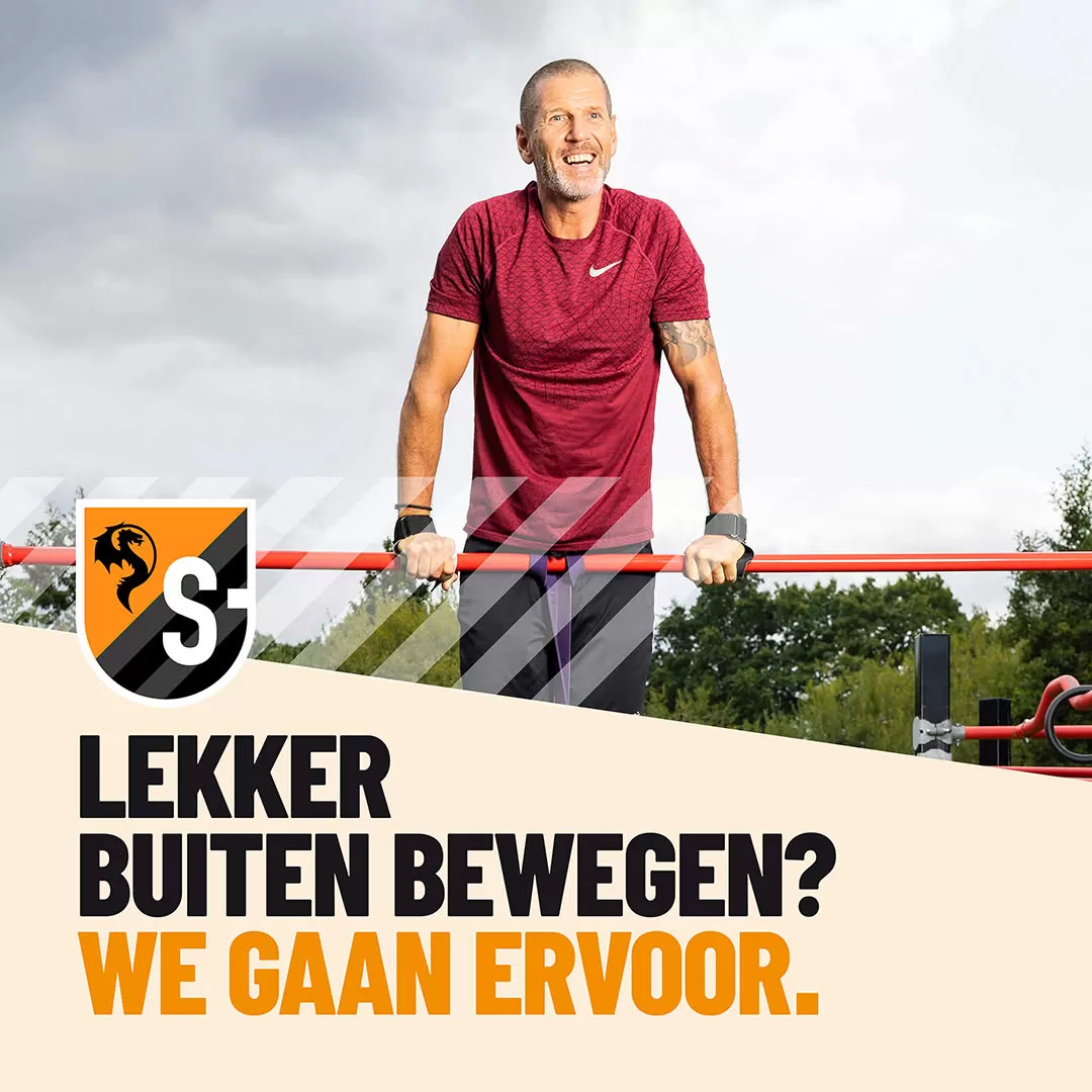 Man op rekstok met tekst "Lekker buiten bewegen? We gaan ervoor."