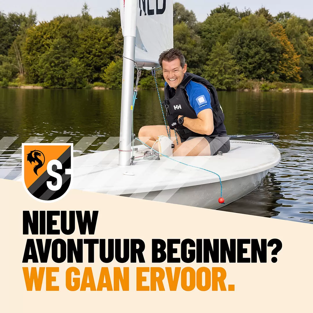 Man in zeilbootje met beeldmerk S-PORT en de tekst "Nieuw avontuur beginnen? We gaan ervoor."