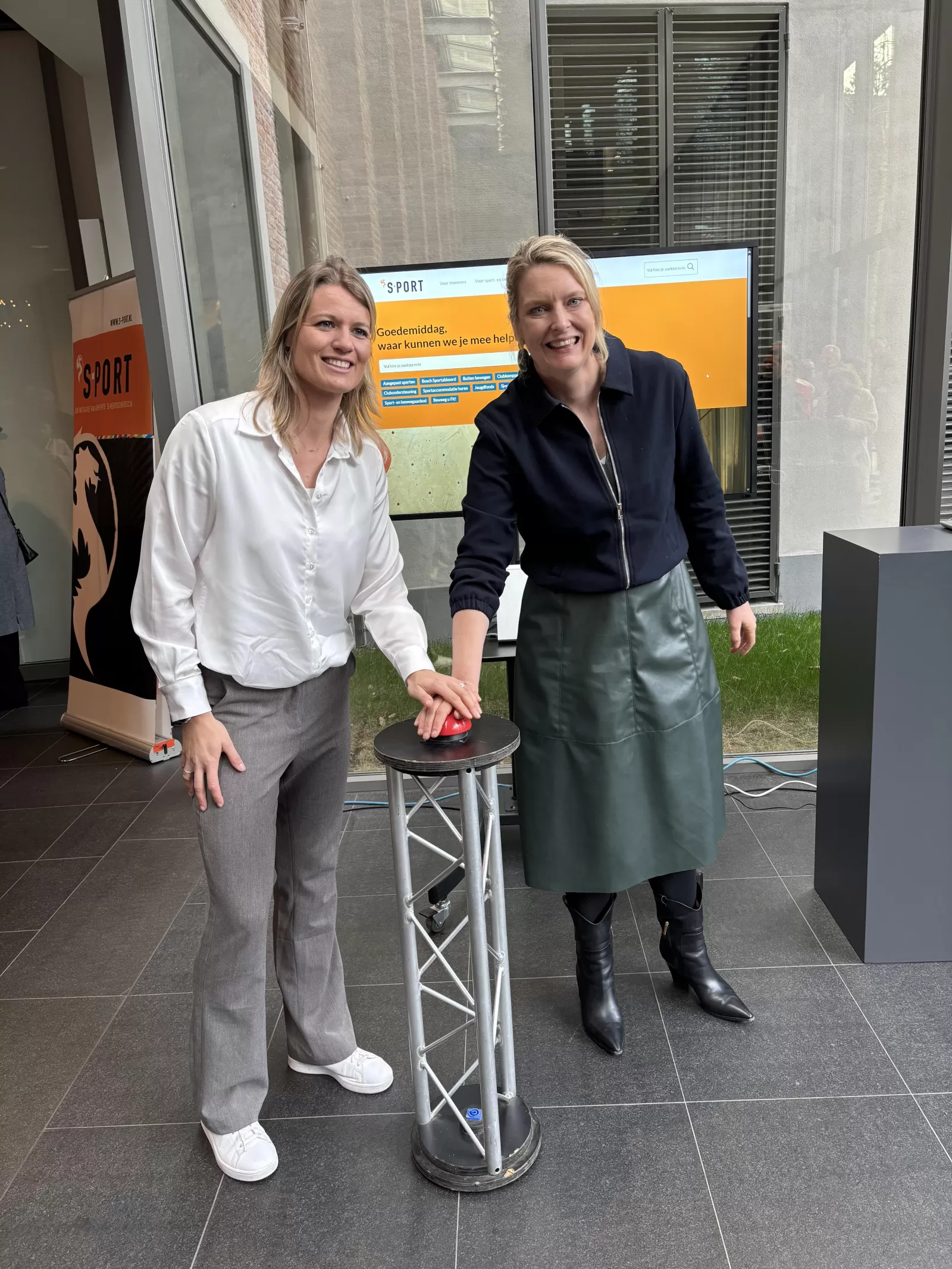 Wethouder Marianne van der Sloot en oud-Olympisch kampioene Dafne Schippers onthullen de nieuwe website van 'S-PORT met een symbolische druk op de knop.